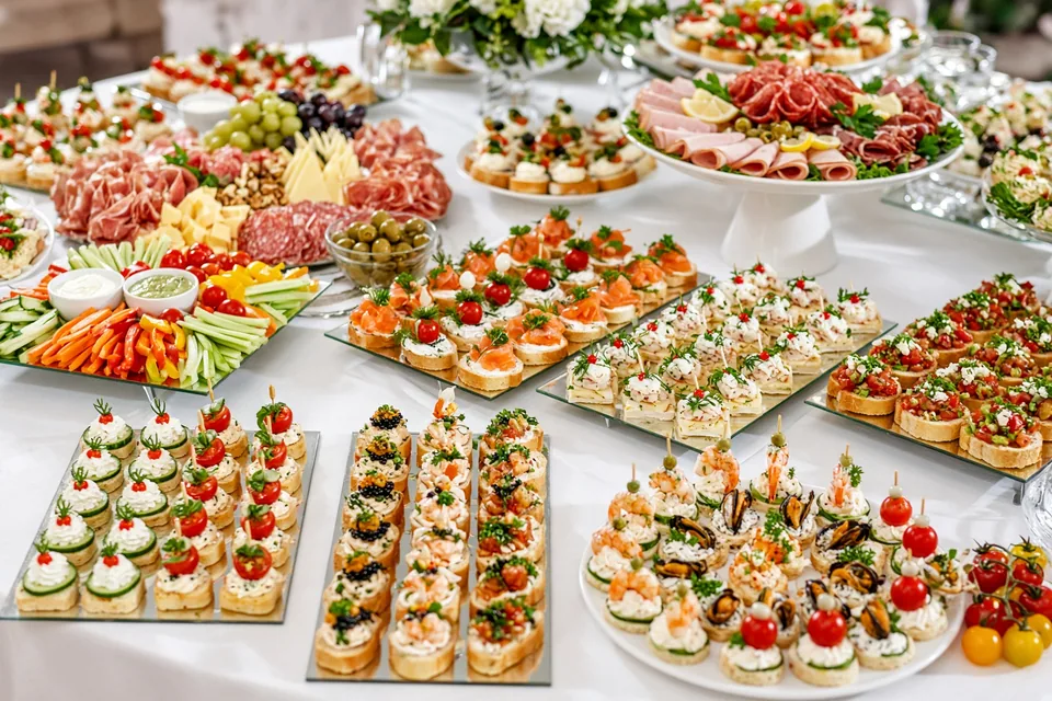 Фуршетный стол с канапе, брускеттами и холодными закусками