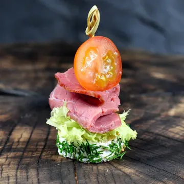 Канапе «Буженина и черри»